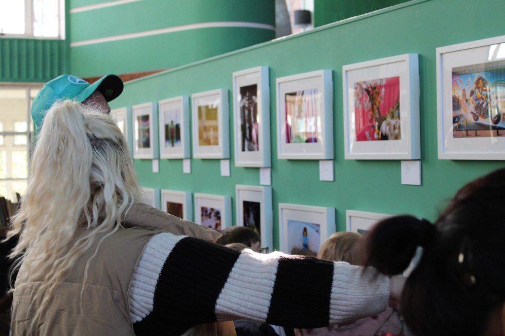 Woman looking at LEGO portraits at the 2024 exhibition 